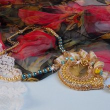 Haute-Couture Sunflower Gold Anhänger bestickt mit 24 Karat vergoldeten Rocailles, einem Madagaskar Opal und Swarovski Kristallen.